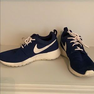 Navy blue Nike Roshe’s